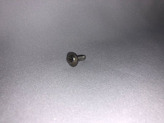 Šroubek krytu chladící vrtulky čerpadla BASIC